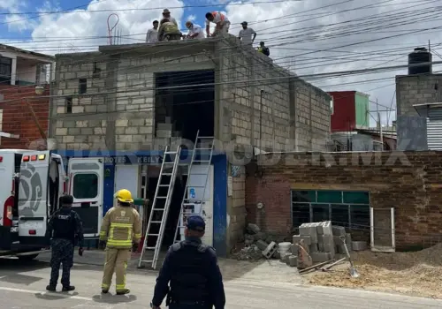 Albañil se electrocuta en el techo de casa