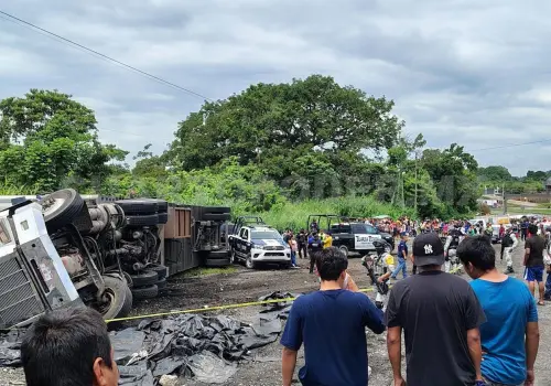 Rapiñan tras volcar tráiler en la Curva del Diablo
