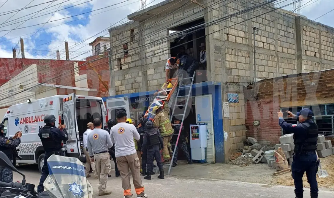 Albañil se electrocuta en el techo de casa