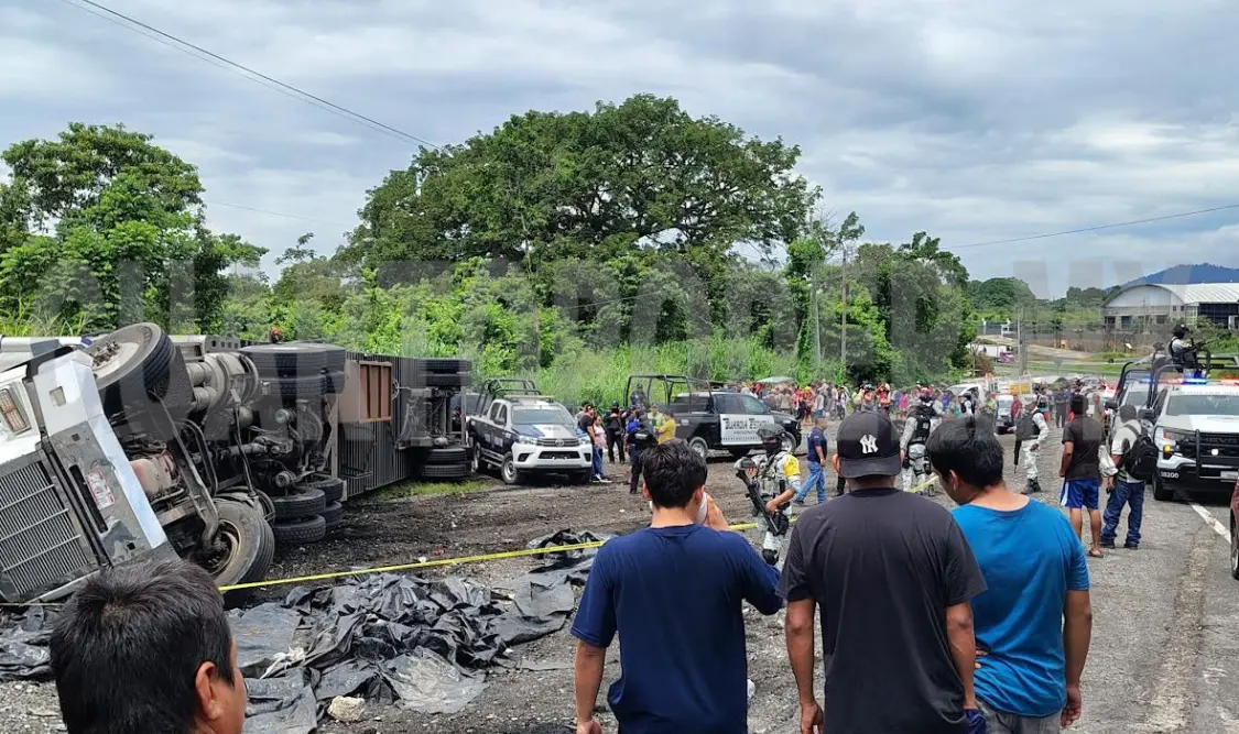 Rapiñan tras volcar tráiler en la Curva del Diablo