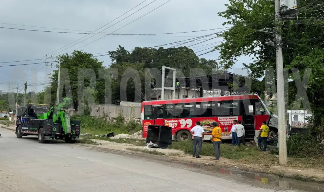 Autobús se sale del camino por falla mecánica