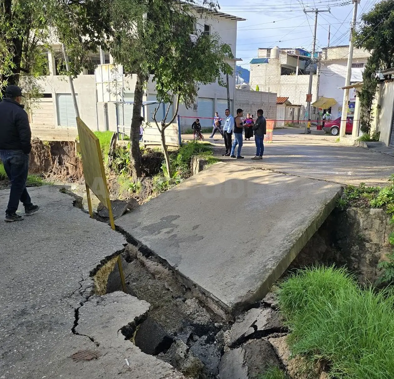 Cae puente por lluvias en San Cristóbal