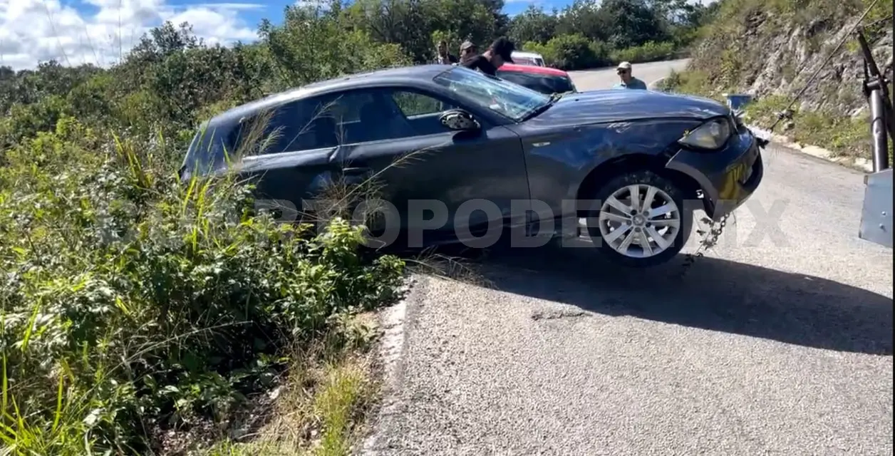 Pierde el control y cae a un barranco de 30 metros