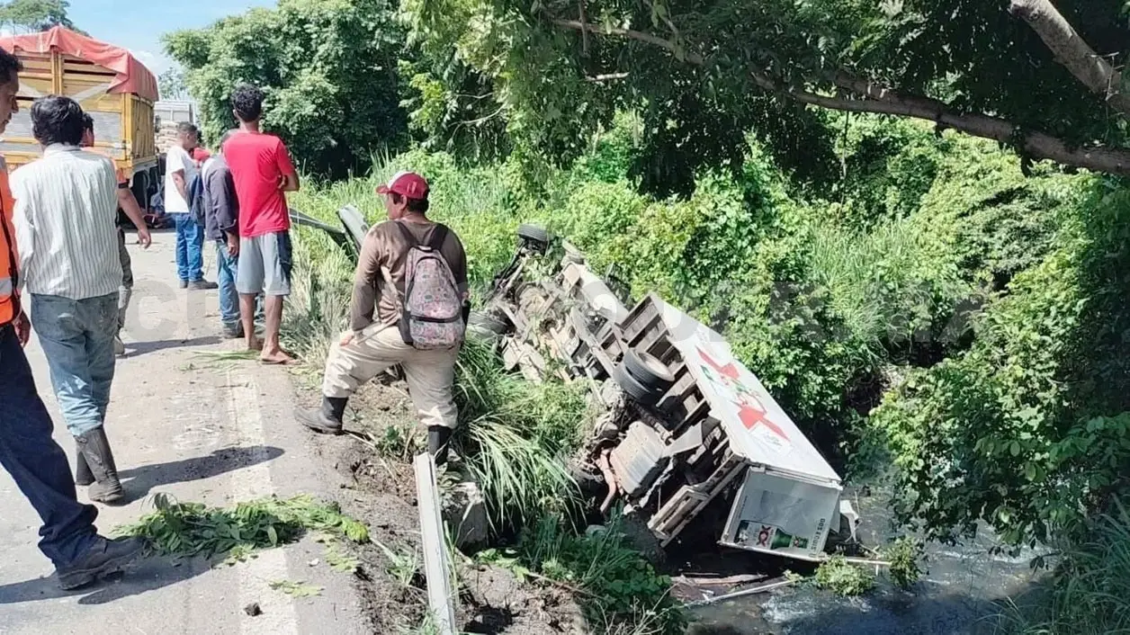 Camión cervecero queda varado en un río