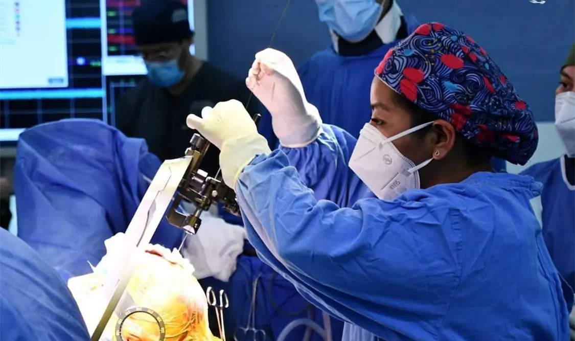 Realizan con éxito dos cirugías para tratar Parkinson