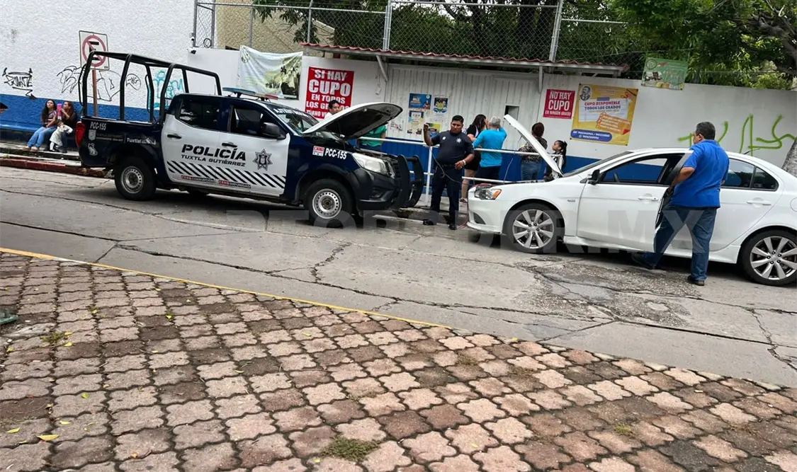 Imagen de la patrulla municipal auxiliando a la familia varada. CP
