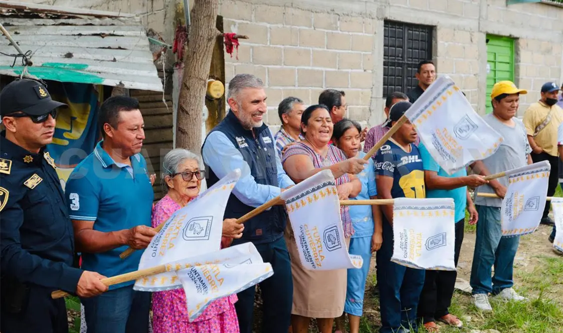 Ángel Torres destacó que se pavimentan más de 200 calles integrales en beneficio de las familias. CP