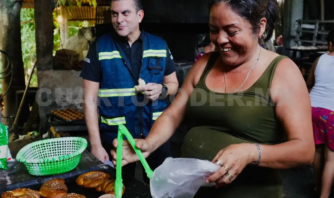 En su visita, el edil fue invitado a la panadería familiar que es propiedad de Gumersindo Ramos y Zayra Velázquez. CP