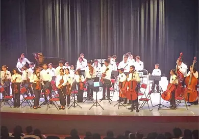 Amenza aduana con destruir instrumentos