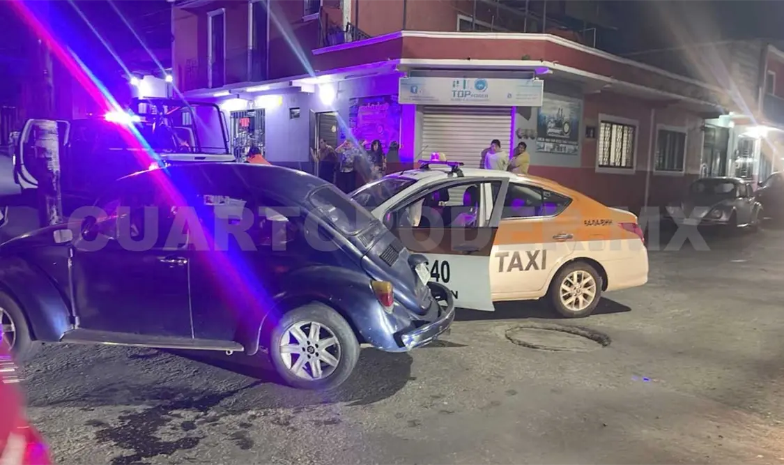 Tanto el Vocho como la unidad de servicio público fueron remolcados al corralón. Juan Orel / CP