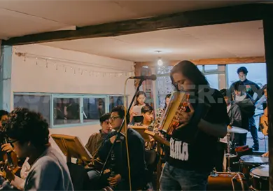 Unen la cumbia con la orquesta y coro