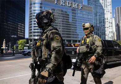 Decenas de agentes federales patrullan Chicago