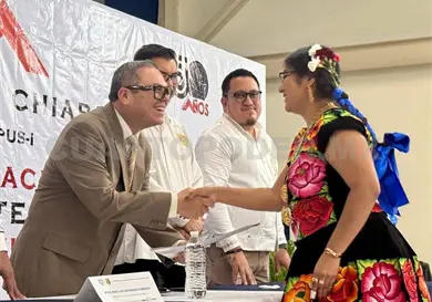 Entrega Unach documentos a 146 jóvenes arquitectos