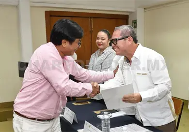 Entregan estímulos al personal docente
