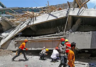 Sube a 40 el número de muertos tras derrumbe