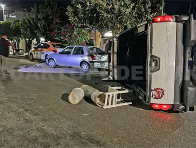 Ebrio colisiona contra autos estacionados