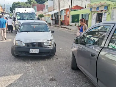 Tres contusionados en aparatoso choque