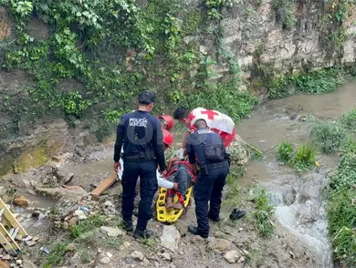 Cae de puente vehicular y PC lo rescata