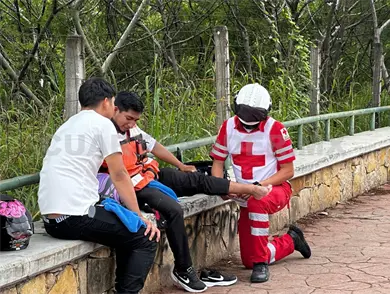 Lo derriba un compacto y termina golpeado