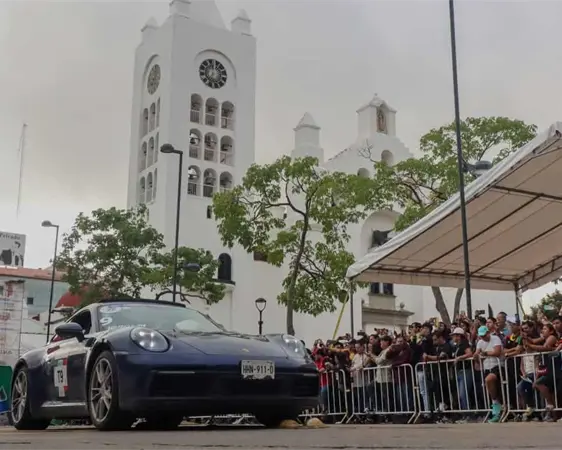 Autos de Panamericana recorren el arco de salida