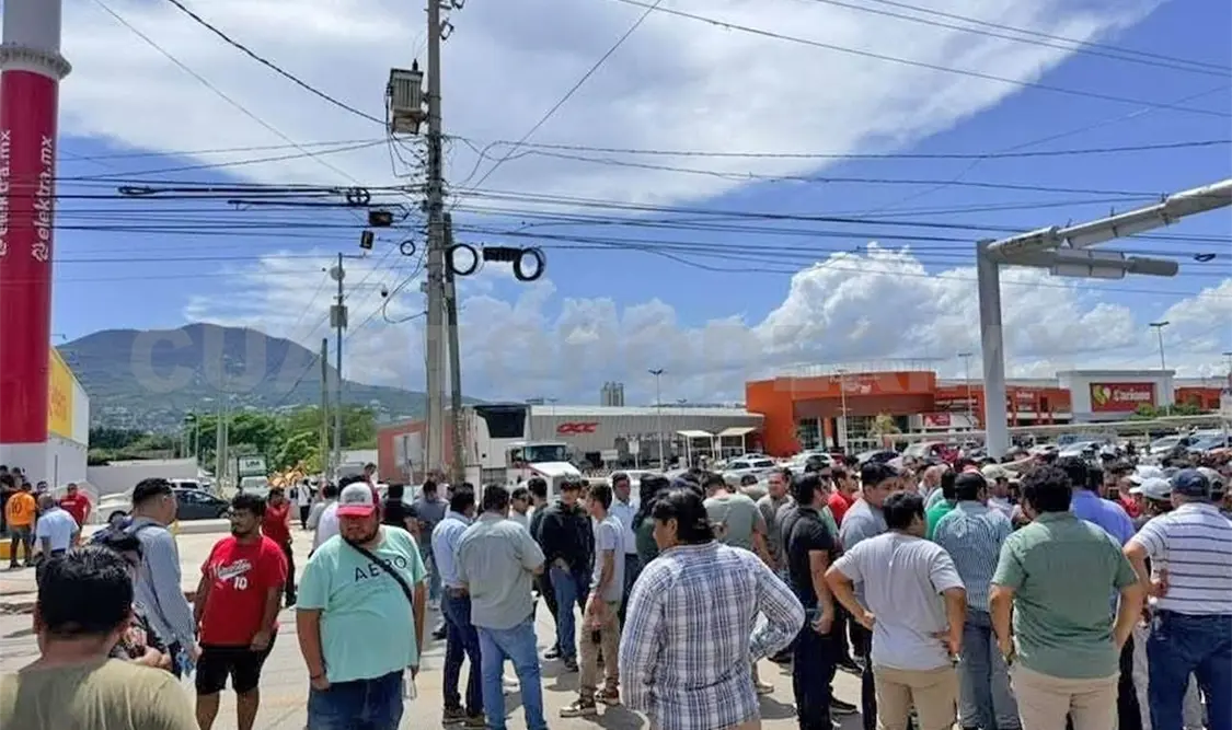 Los conductores afectados se plantaron frente a la secretaría para exigir la liberación de sus unidades. Cortesía