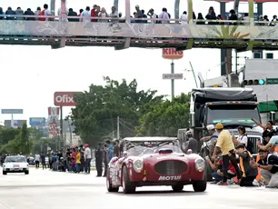 Miles despiden a pilotos en la capital