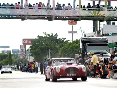 Miles despiden a pilotos en la capital