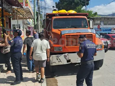 Embiste volteo a un Vocho; mujer queda lesionada