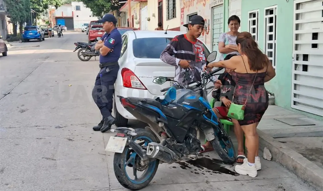 El motorista no se detuvo en la preferencia, siendo embestido por un Datsun, posteriormente se golpeó contra un Aveo aparcado. Ulises Villalobos / CP