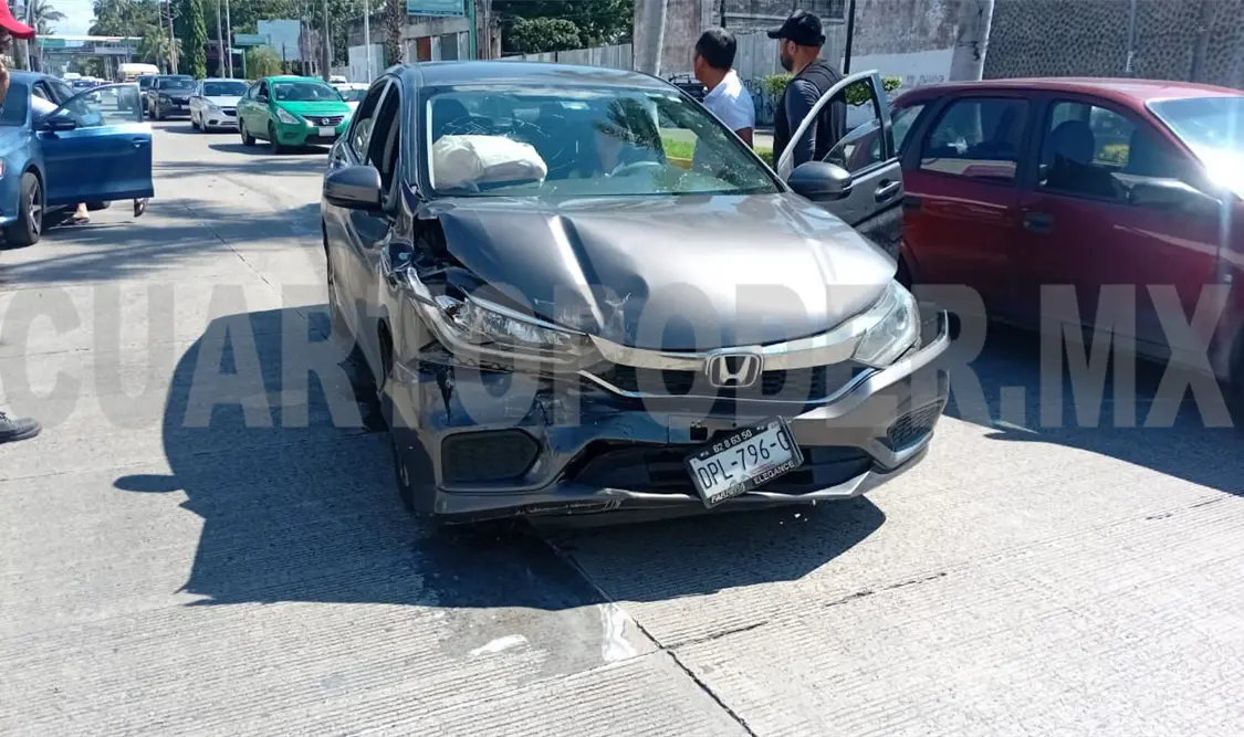 Solo daños en choque entre taxi y particular