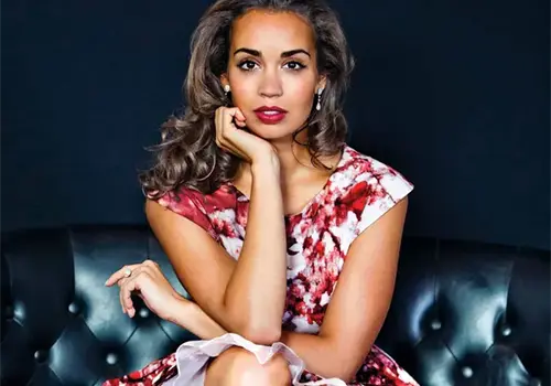 Nadine Sierra limpia el alma con canto