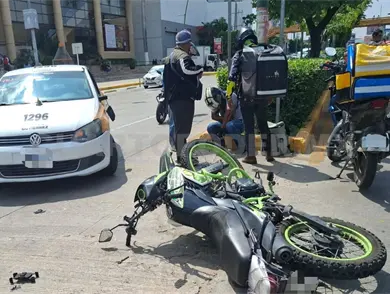 Motociclista resulta ileso tras ser impactado