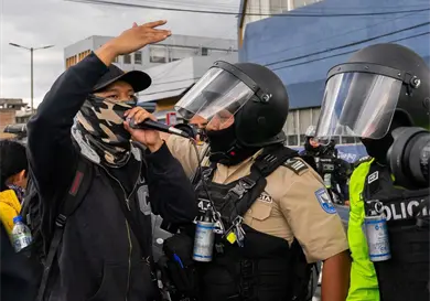 Manifestantes chocan con la policía en Quito
