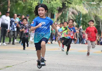 Niños y niñas corren a toda velocidad