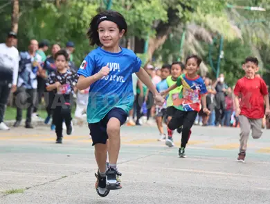 Niños y niñas corren a toda velocidad