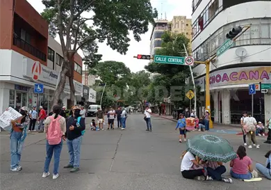 Egresados de normales bloquean el centro de Tuxtla