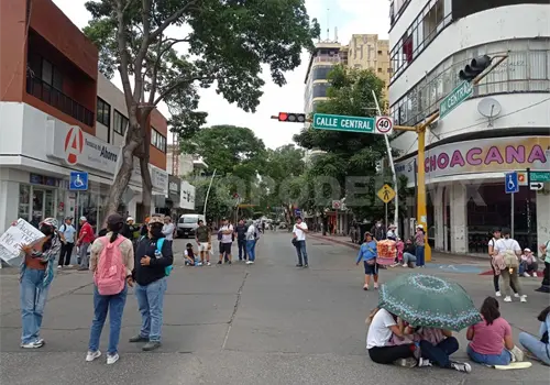 Egresados de normales bloquean el centro de Tuxtla