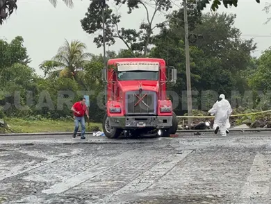 Tráiler embiste a motos; un muerto, el saldo