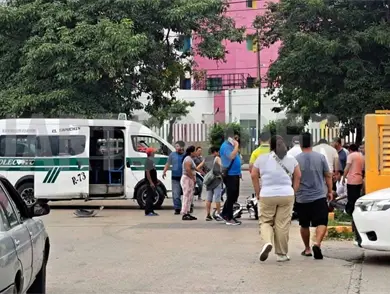 Arrollan a motorista en estacionamiento