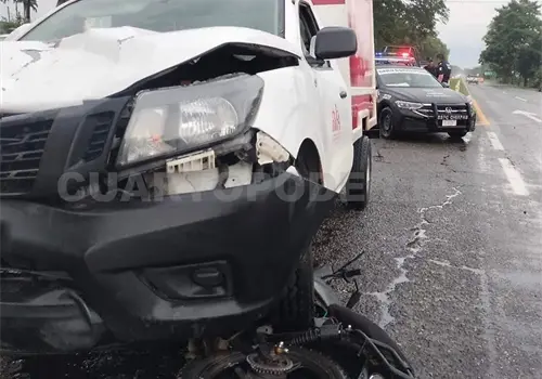 Dos lesionados al ser impactados por camión