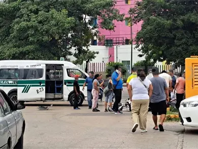 Arrollan a motorista en estacionamiento