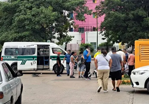 Arrollan a motorista en estacionamiento
