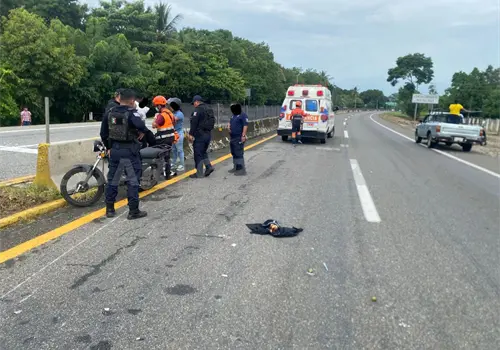 Termina fracturado en accidente de moto