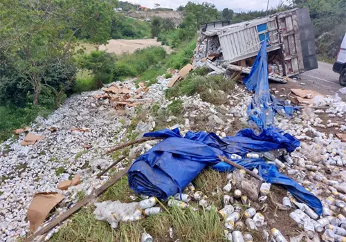 Vuelca tráiler que llevaba toneladas de cerveza