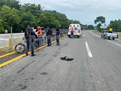 Termina fracturado en accidente de moto
