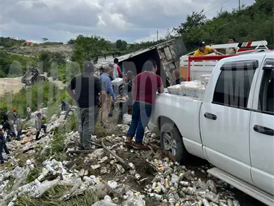 Vuelca tráiler que llevaba toneladas de cerveza
