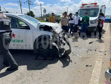 Trata de ganar el paso y causa encontronazo