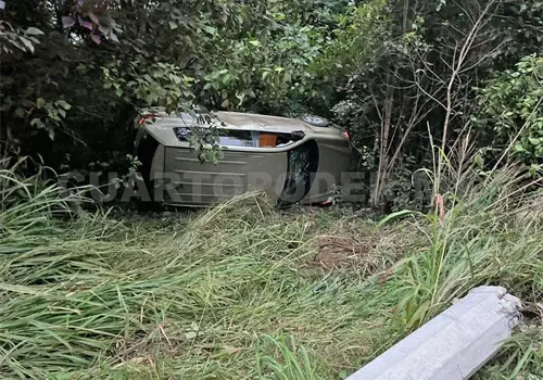 Pierde el control y se va hacia un barranco