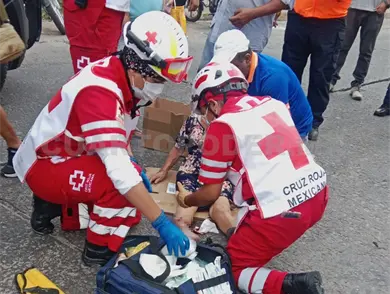 Casi pierde la pierna; fue arrollada por vehículo