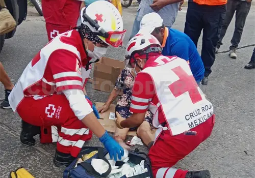 Casi pierde la pierna; fue arrollada por vehículo